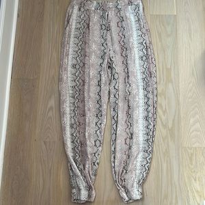 It is a size medium and it is soft. It is good to wear on a hot breezy day.